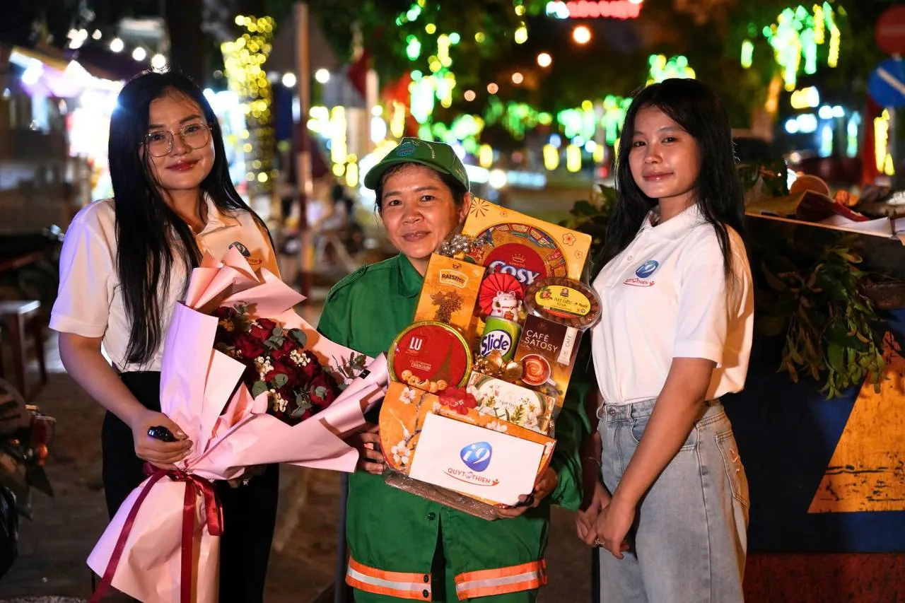 Biểu tượng trò chuyện trực tuyến 24/7 của vip 666, thể hiện sự hỗ trợ tức thì cho người chơi cá cược Việt Nam